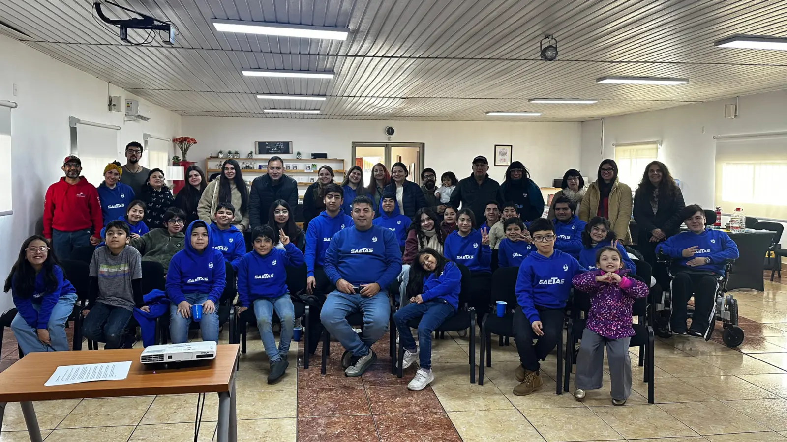 Familias y equipo de Ministerio Saetas reunidos